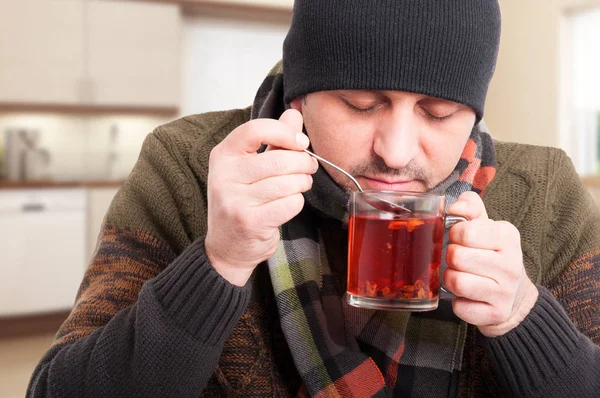 Vista de perto de homem bonito desfrutando de chá quente — Fotografia de Stock