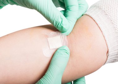 Doktor elini bandaj kadın el koydu. 