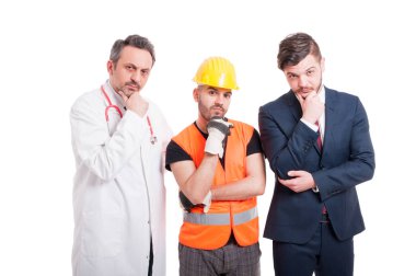 Bir grup insan dalgın bakıyor 