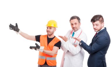 Grup üç yakışıklı adam bir şey sunmak