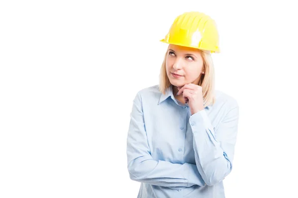 Retrato mujer ingeniero haciendo gesto de pensamiento —  Fotos de Stock