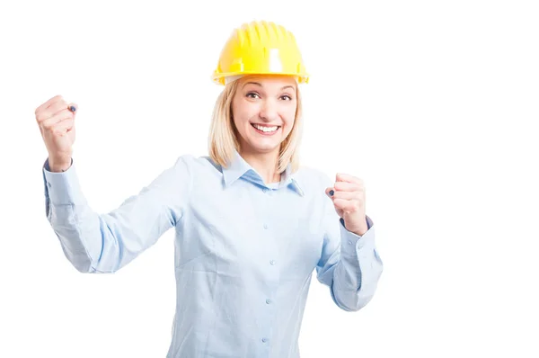 Retrato de una ingeniera sonriente haciendo un gesto de éxito —  Fotos de Stock
