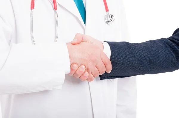 Médico y hombre de negocios estrechando las manos en primer plano — Foto de Stock