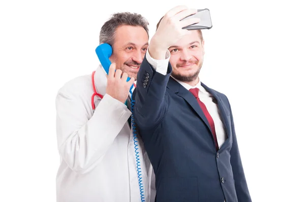 Zawodowe Medyka i prawnik biorąc selfie — Zdjęcie stockowe
