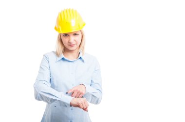 Kask gösteren geç jest giyen kadın mimar