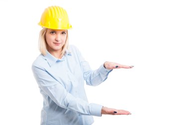 Bayan mühendis giyen kask gösteren kopya alanı 