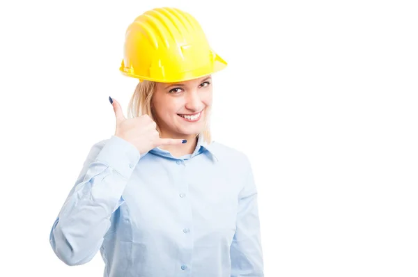 Женщина-архитектор в шлеме показывает мне жест вызова — стоковое фото