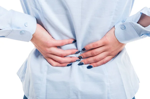 Primer plano de la mujer sosteniendo su espalda para el dolor —  Fotos de Stock