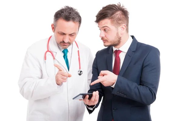Молодой менеджер с врачом или врачом — стоковое фото