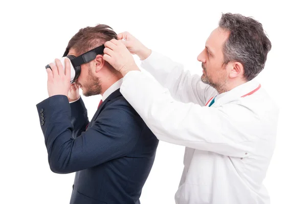 Männlicher Sanitäter legt vr-Gerät auf den Kopf des Managers — Stockfoto