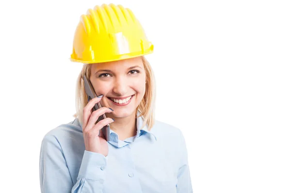 Ingénieur féminin portant un casque parlant au téléphone — Photo