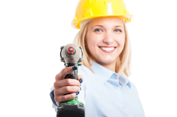 Selektywny fokus Kobieta inżynierem, wskazując na aparat wiertła — Zdjęcie stockowe