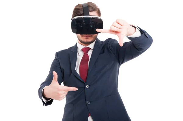 Человек в костюме в очках виртуальной реальности — стоковое фото
