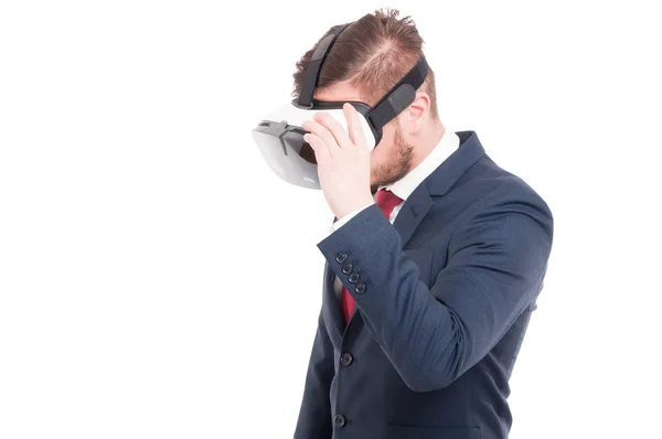 Joven hombre de negocios probando gafas vr — Foto de Stock