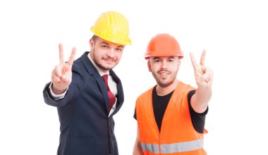 Neşeli ortakları zafer jest yapıyor