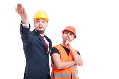 Genç Oluşturucusu'na bir şeyler açıklamaya Bussinesman