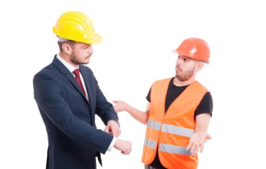 Erkek mimar bileğini işaret