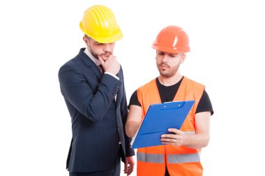 Profesyonel mühendis işadamı ile bir proje tartışıyor 