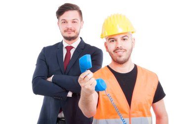 Telefon alıcı tutan mutlu genç Oluşturucu