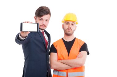 Ciddi Oluşturucusu ve smartphone tutan işadamı