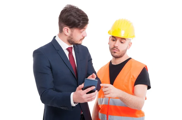 Joven director mostrando algo a constructor o ingeniero — Foto de Stock