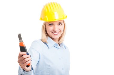 Kask gösteren kesici giyen kadın mimar