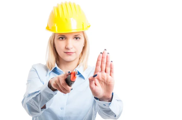 Architecte féminin portant un casque à l'aide d'un outil de coupe — Photo