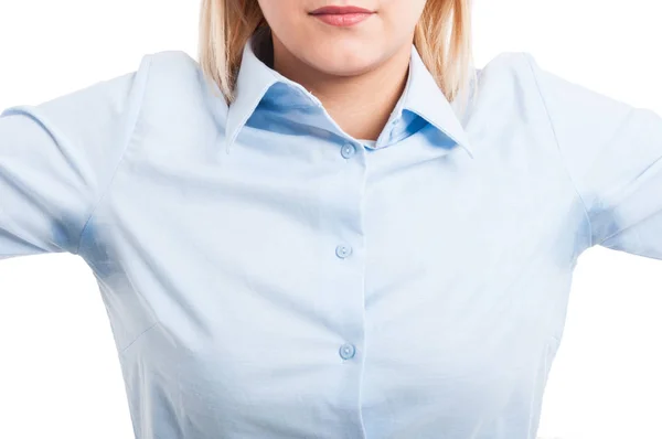 Крупный план женщины в футболке с пятнами пота — стоковое фото