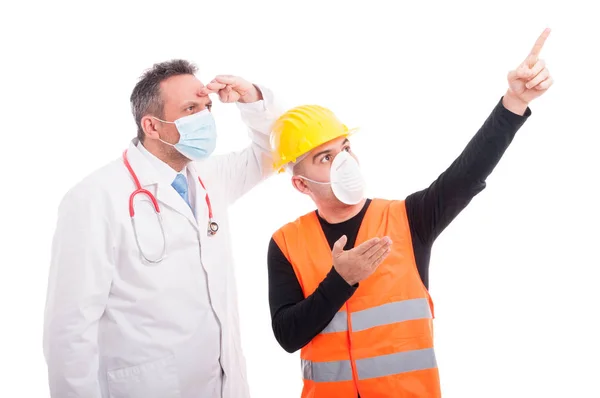 Constructor showing far away something at doctor — Stock Photo, Image