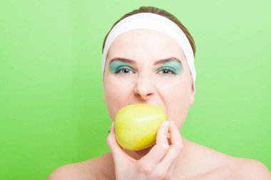 Güzel kadın ısırma organik elma