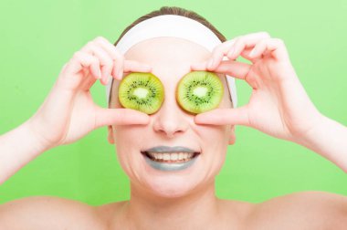 Mükemmel cilt ile neşeli genç kadın