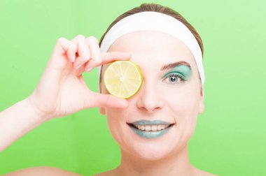 Kadın güzellik kavramı ile limon dilimleri üzerine gözler 