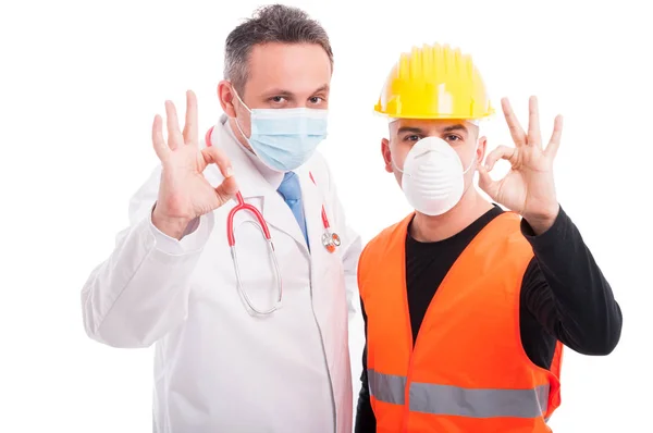 Doctor y constructor mostrando bien todo el gesto correcto — Foto de Stock