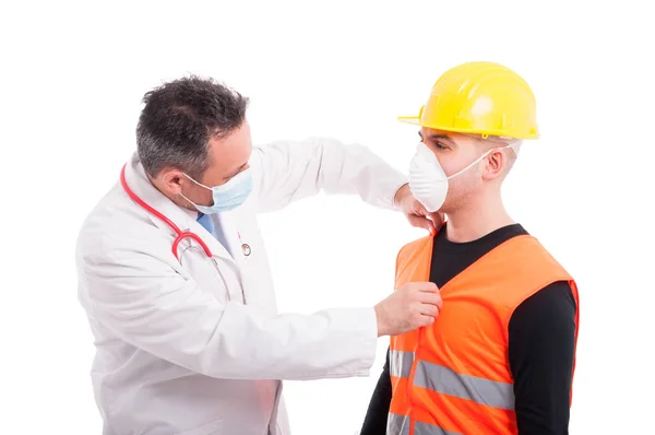 Arzt richtet reflektierende Geräte auf Bauarbeiter ein — Stockfoto