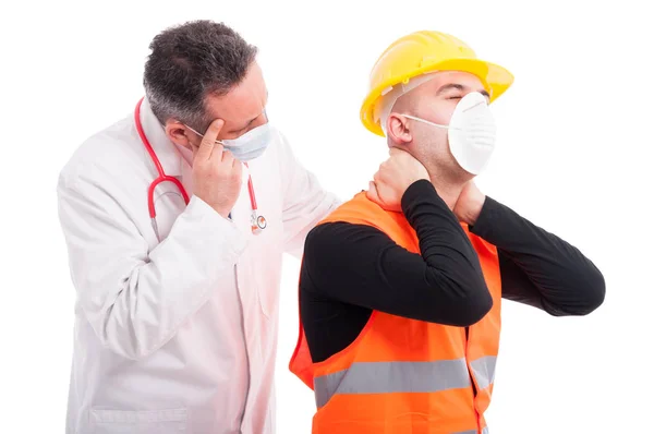 Male doctor looking at constructor back neck problem — Stock Photo, Image