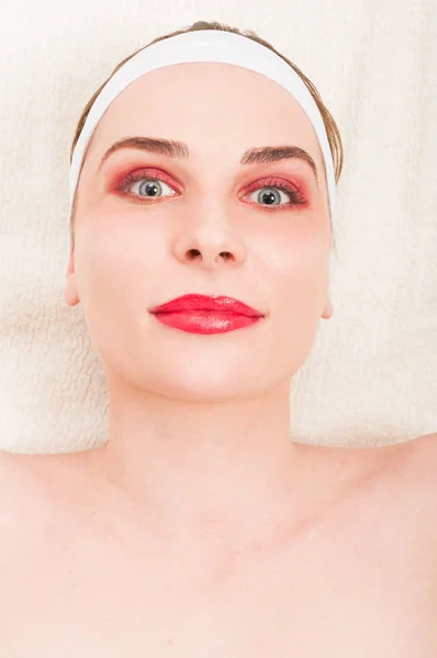 Vakker ung kvinne som slapper av i spa-salong – stockfoto