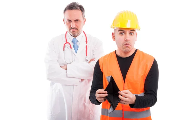 Bauunternehmer zeigt sein leeres Portemonnaie, während Arzt verrückt guckt — Stockfoto