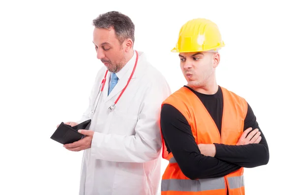 Medic tittar innehåll kontroll konstruktorer plånbok — Stockfoto