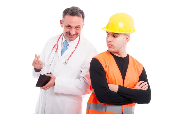 Médico mostrando gesto de dinero con constructor viendo — Foto de Stock