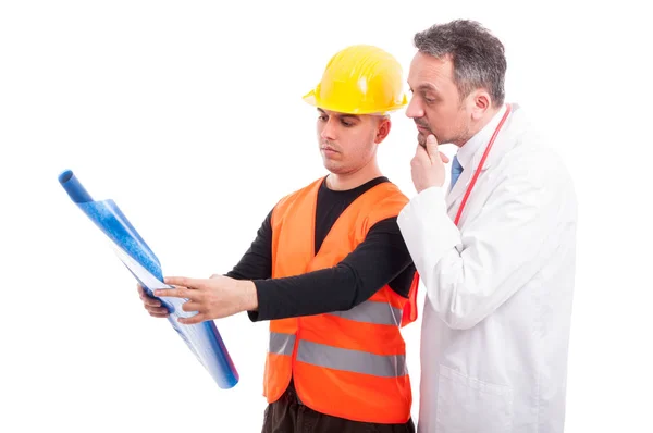 Constructor mostrando huellas azules al médico — Foto de Stock