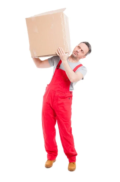 Fattorino che trasporta grande scatola di cartone come muoversi — Foto Stock