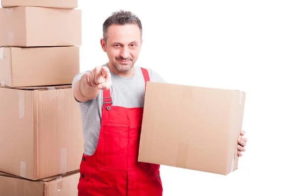Mover guy holding cardboard box and pointing camera — Stock Photo, Image