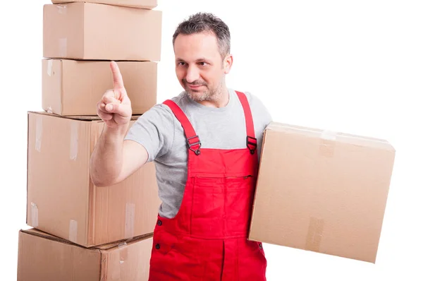 Mover cara segurando caixa de papelão usando tela sensível ao toque invisível — Fotografia de Stock