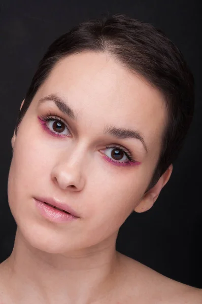 Schönes sinnliches Frauengesicht mit zartem Make-up — Stockfoto