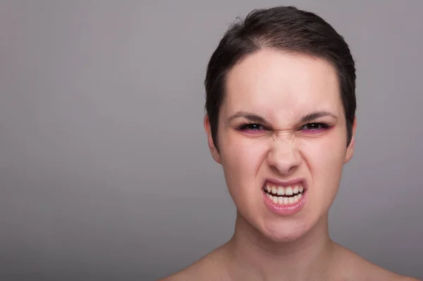 Kızgın genç kadın oyunculuk kaba — Stok fotoğraf
