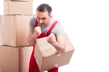 Pozisyon mücadelede karton kutu ayakta tutan taşıyıcı adam