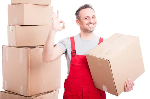 Retrato de mover cara segurando caixa mostrando gesto ok — Fotografia de Stock