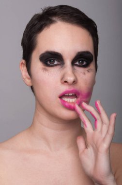 Rujunu sürtünme seksi genç kadın