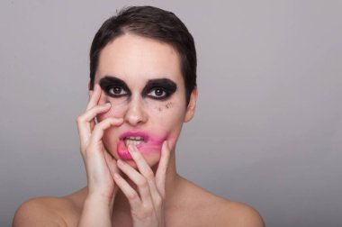 Dramatik kız yüzü pembe lekeli ruj 