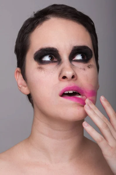 Retrato de jovem menina dramática em vista close-up — Fotografia de Stock